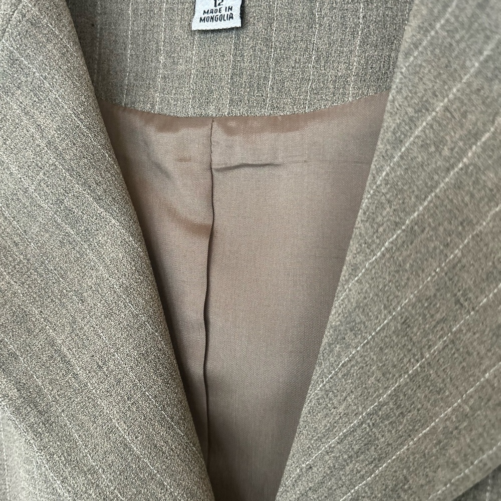 Halston 2 pc Taupe Brown Pin striped Suit Size 12. - Picture 5 of 6